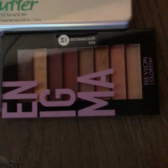 Makeup - Picture 3 of 5